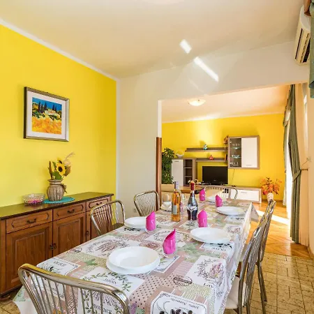 Larisa - Ipc141 By Interhome * Pićan