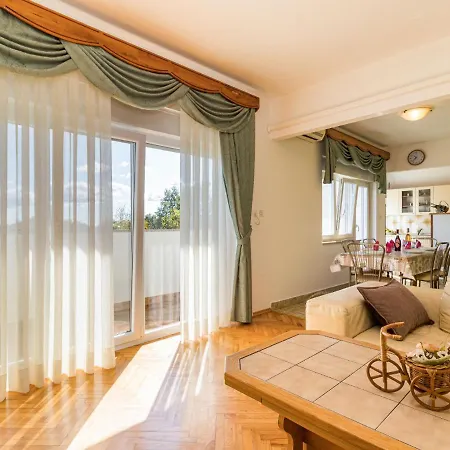 Holiday home Larisa - Ipc141 By Interhome