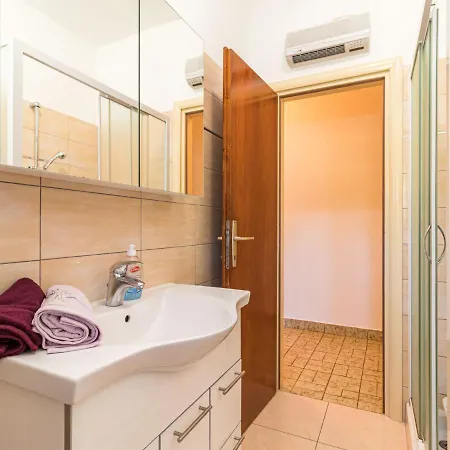 Holiday home Larisa - Ipc141 By Interhome