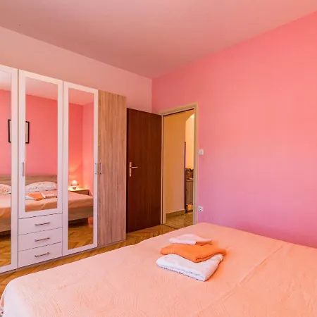 Larisa - Ipc141 By Interhome *