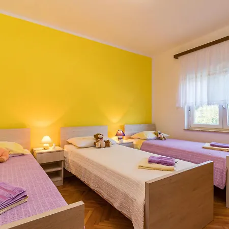 Holiday home Larisa - Ipc141 By Interhome